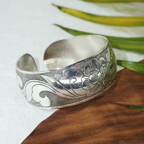 Lotus Floral Design Cuff Bracelet Silver Tone #1196 - Picture 11 of 12